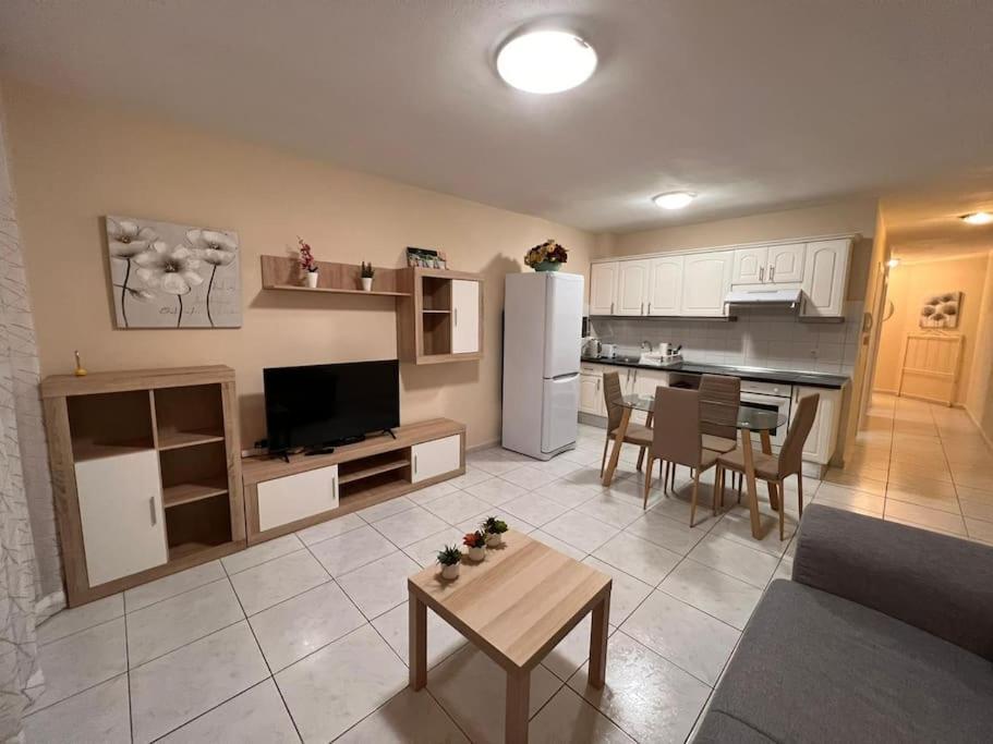 Rockin' View - 2 Bedroom Great Terrace, Parking, Pool Apartment Costa Adeje (Tenerife)